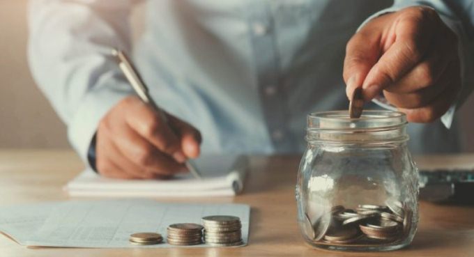 Objektivat financiare afatgjate: Gjysma e shqiptareve te prirur per kursim, shumica per shkollim